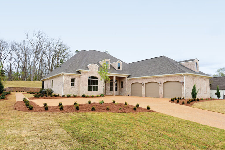 Oxford Commons, a multimillion-dollar development by Oxford, MS, developer Blackburn Group, is designed to beautifully blend traditional Southern residential, professional office, retail, entertainment and community uses.