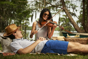 couple picknicking in Lafayette, LA