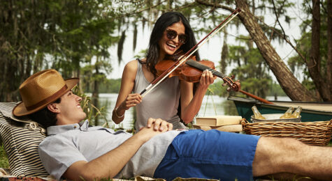 couple picknicking in Lafayette, LA