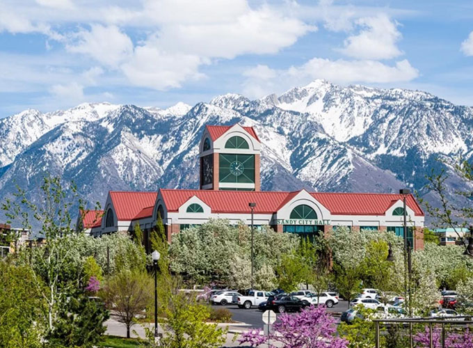 Surrounded by gorgeous mountain views, Sandy, UT, is a magnet for outdoor activities of every stripe, from skiing to hiking and rock climbing.